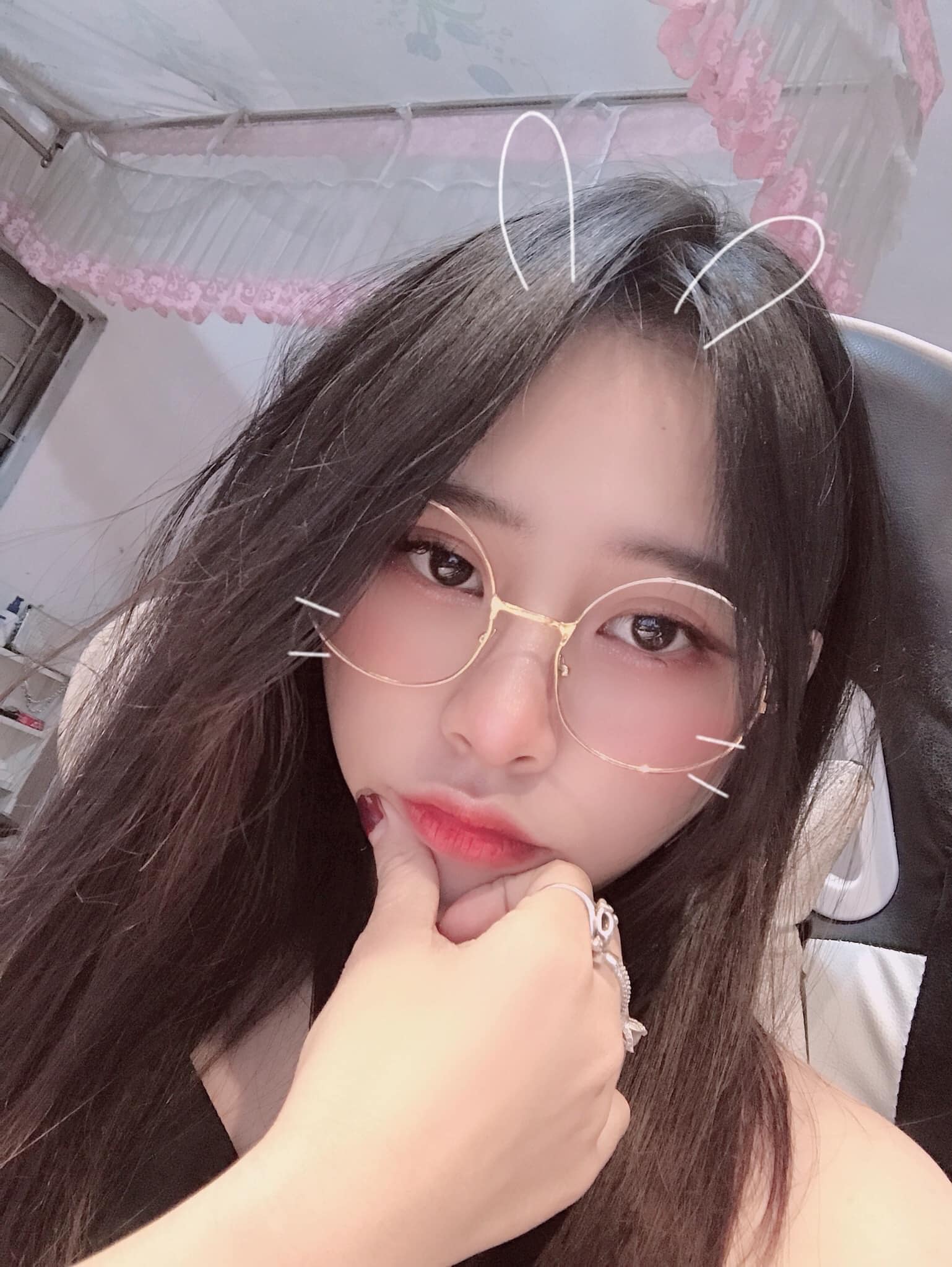 Ảnh nữ cute đeo kính mặt xinh