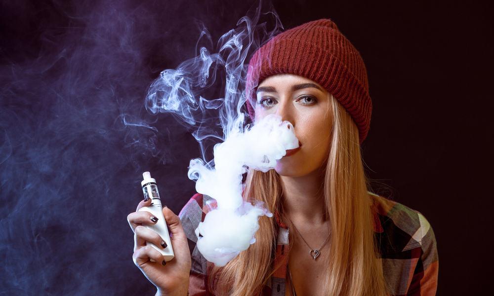 Ảnh con gái hút vape che mặt trên laptop