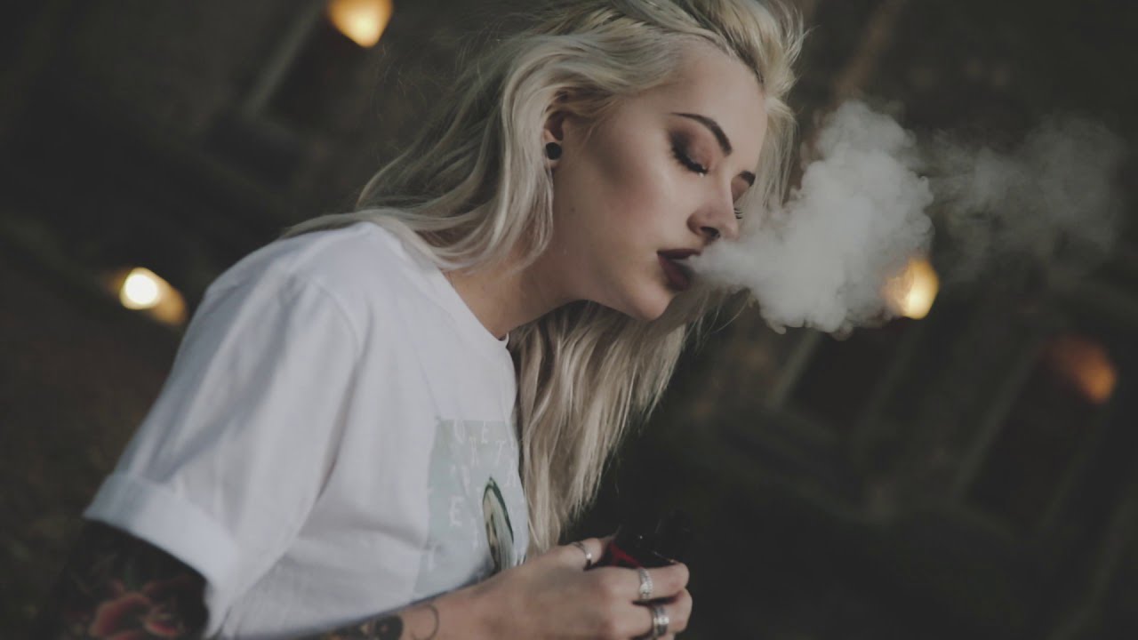 Ảnh gái hút vape che mặt vóc dáng cân đối