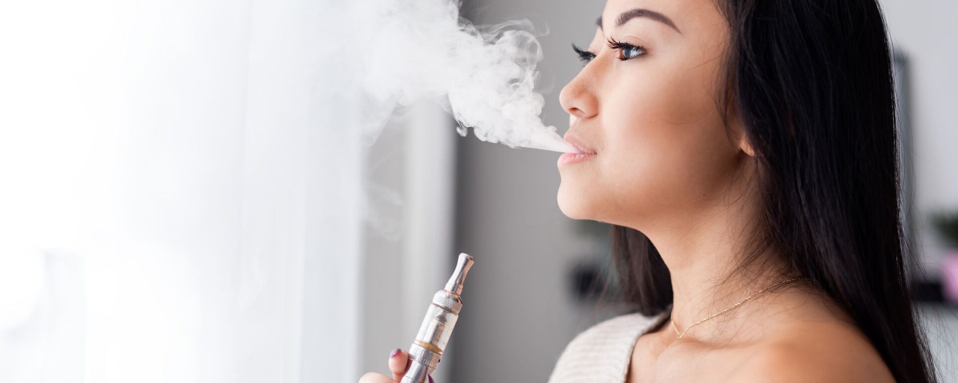 Download ảnh con gái hút vape che mặt duyên dáng