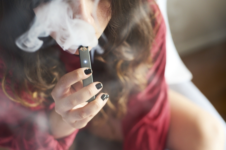 Ảnh gái hút vape che mặt cực chất