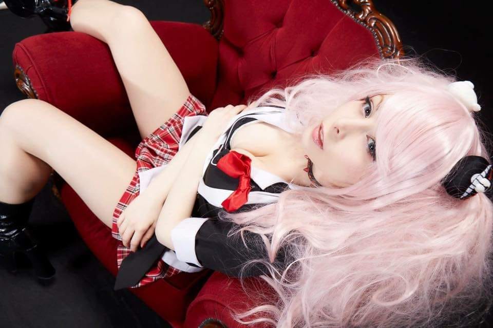 Gái xinh mặc cosplay với đường cong sexy