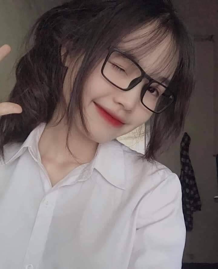 Đeo kính hình ảnh con gái cute dễ thương