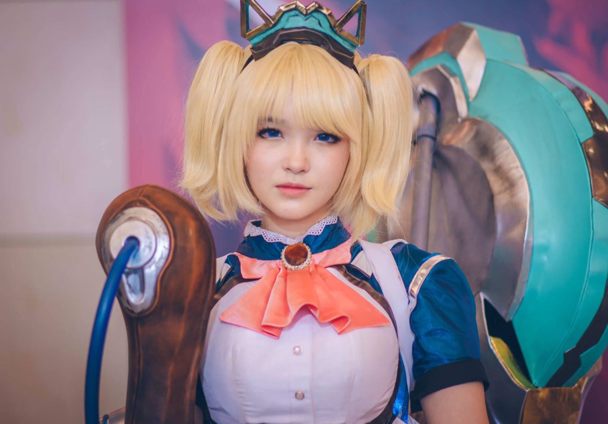 Capheny cosplay tôn dáng quyến rũ