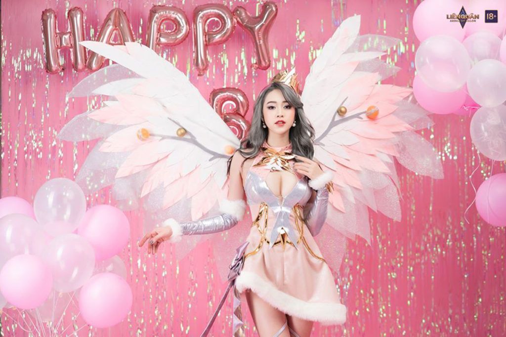 Cosplay lauriel thánh quang sứ thả dáng hấp dẫn