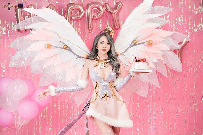 Cosplay liên quân lauriel khoe body khiêu gợi