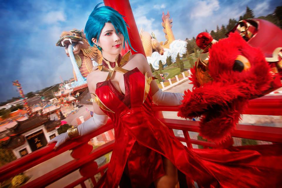 Cosplay liên quân natalya tạo dáng sexy