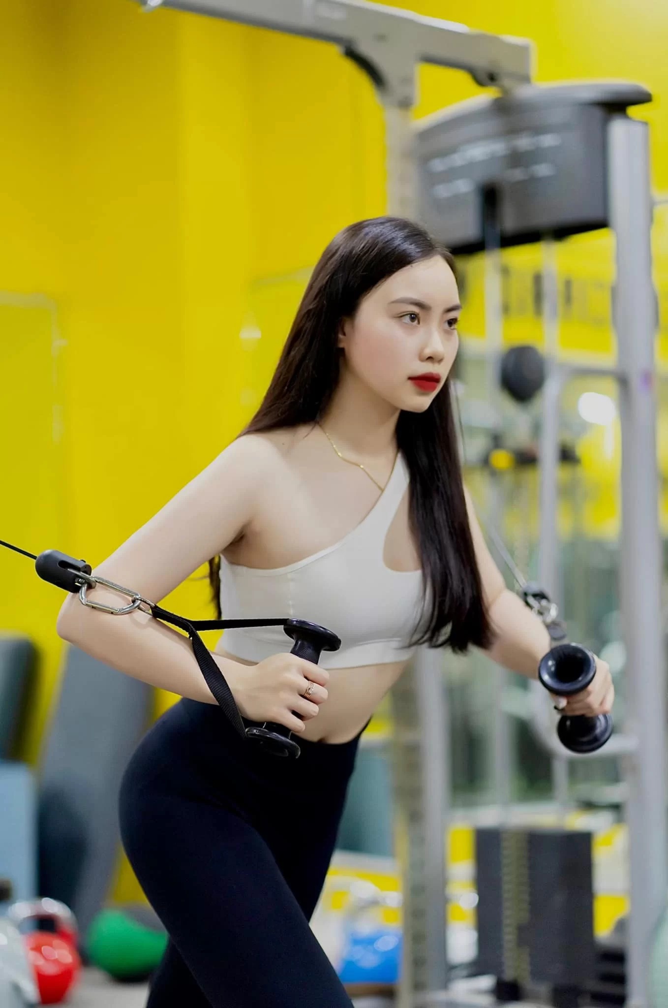 Gái tập gym mặc quần thun bó sát gợi cảm hot trên mxh