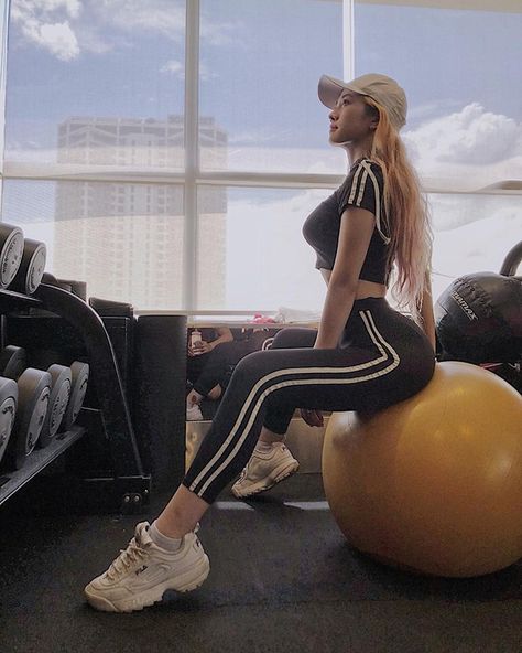 Gái tập gym mặc quần thun bó sát khiến các chàng chỉ muốn tan chảy