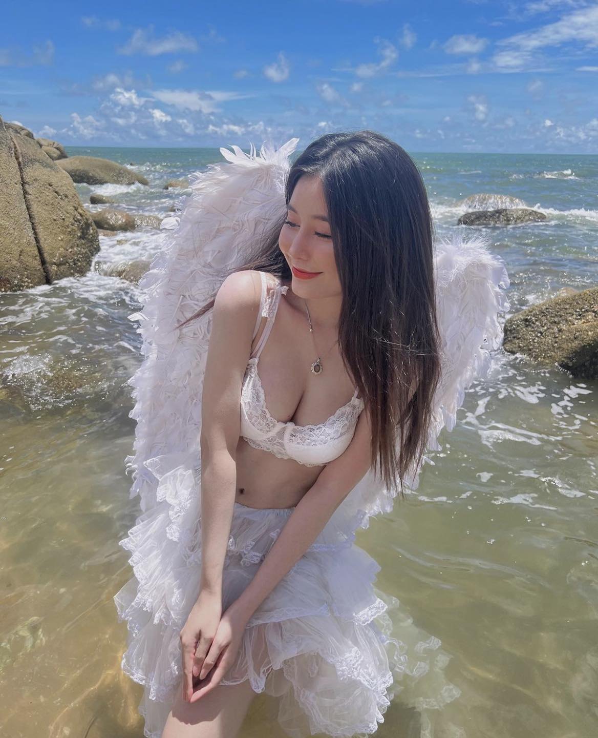 Gái xinh bikini màu trắng Diễm Phương tạo dáng sexy nhìn là yêu