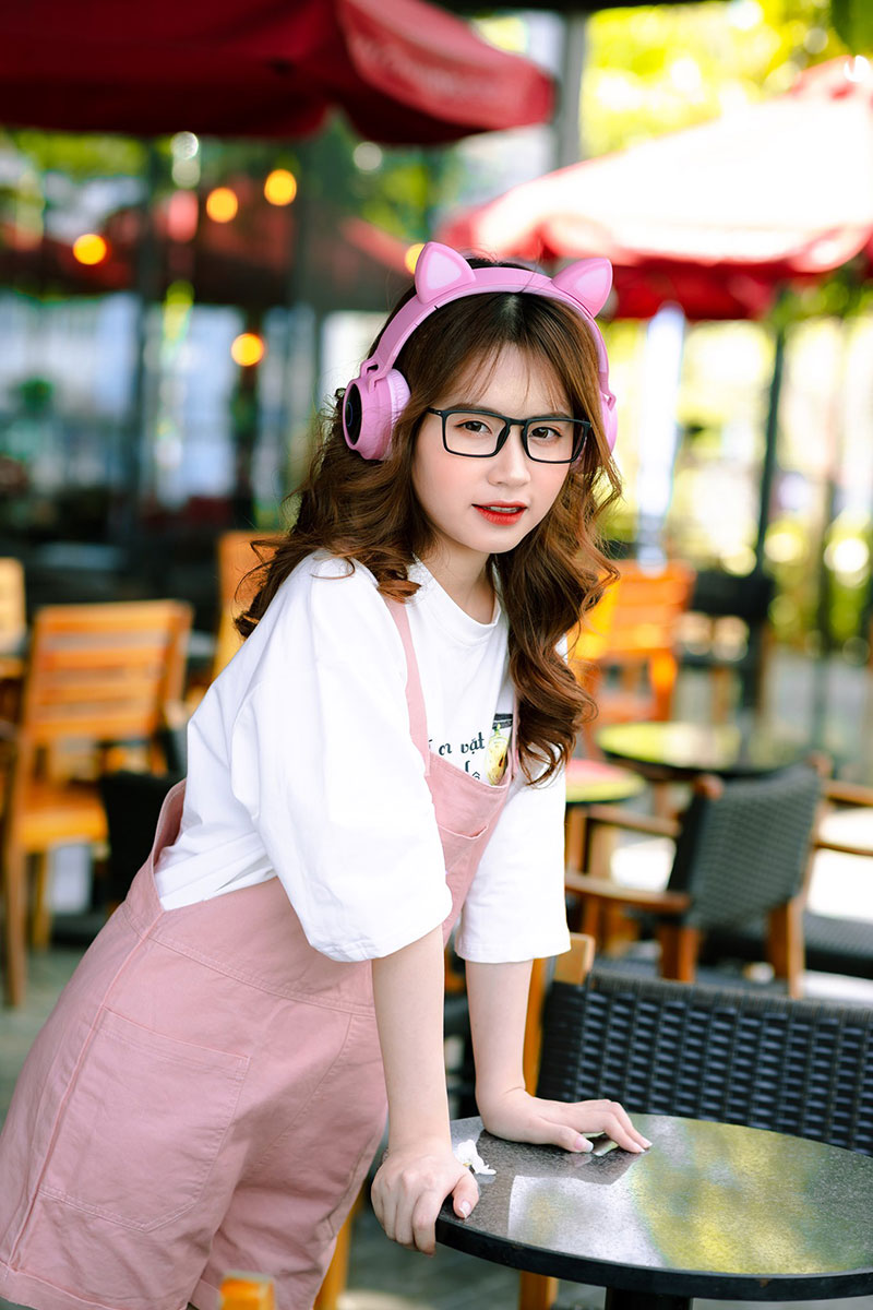 Ảnh gái xinh đeo kính cực cute