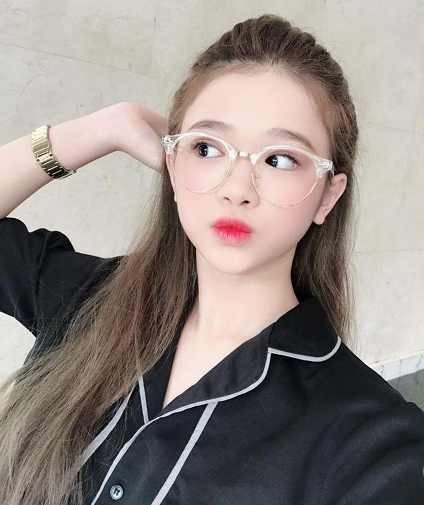 Gái xinh đeo kính tóc dài siêu cute