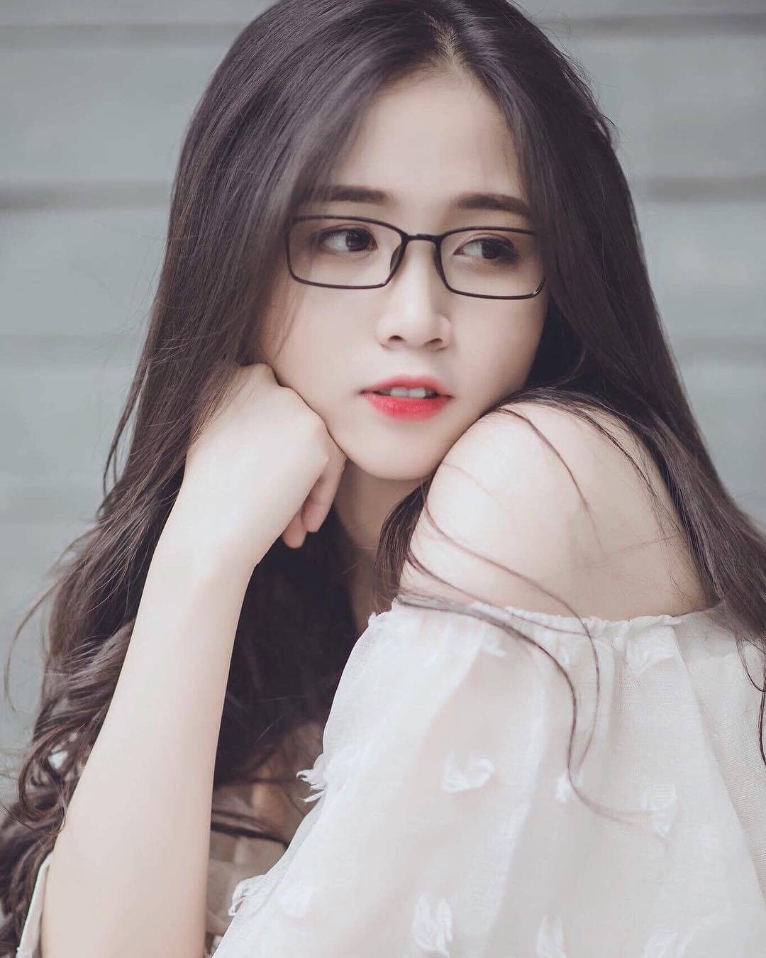 Ảnh cute gái xinh tóc dài đeo kính che mặt