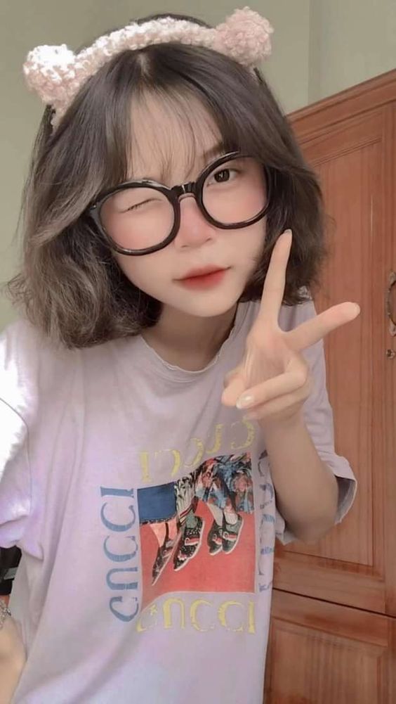 Ảnh gái xinh tóc ngắn đeo kính cute