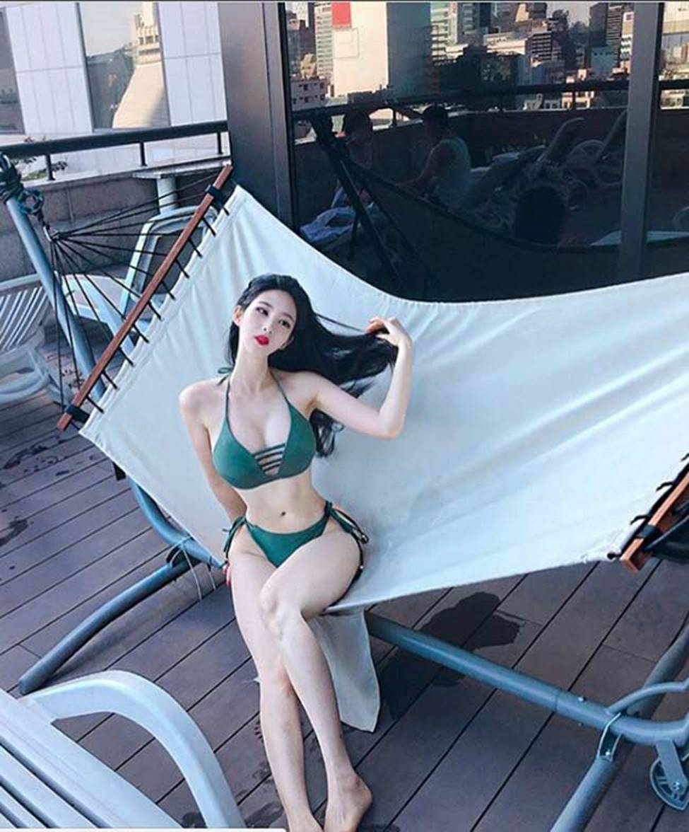 Người mẫu bikini bikini siêu nhỏ và mỏng